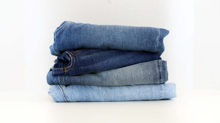 Qual sapato combina mais com calça jeans?
