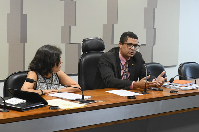 Como se portar em uma reunião de trabalho Como se portar em uma reunião de trabalho