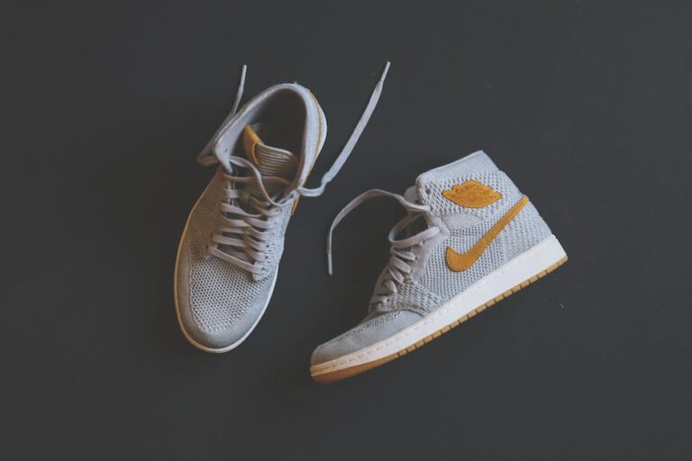 Qual a diferença de tênis e sneakers?