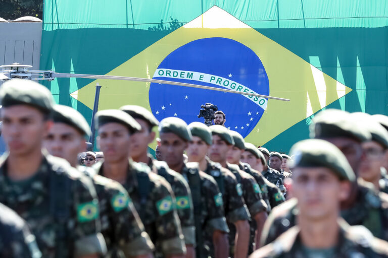 Porque o Exército não pode ter barba?