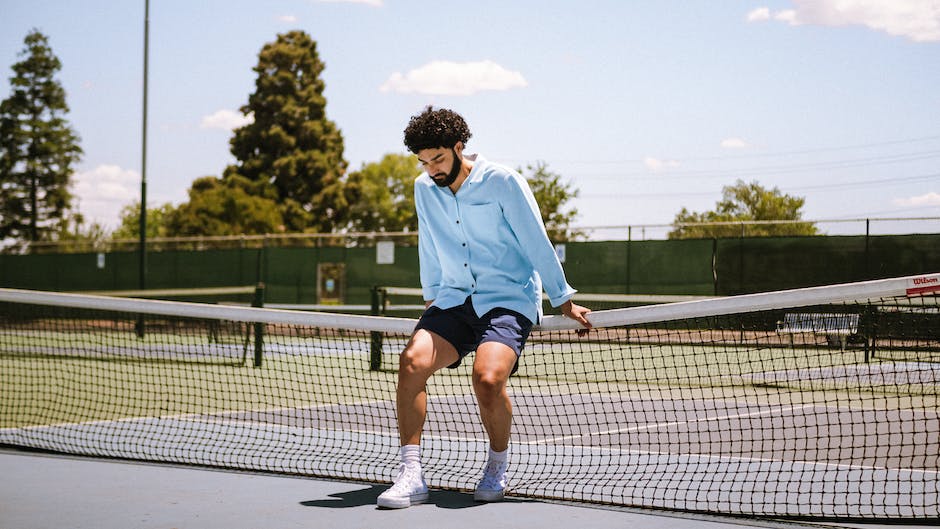 A elegância dos tênis no traje social: dicas para arrasar no visual