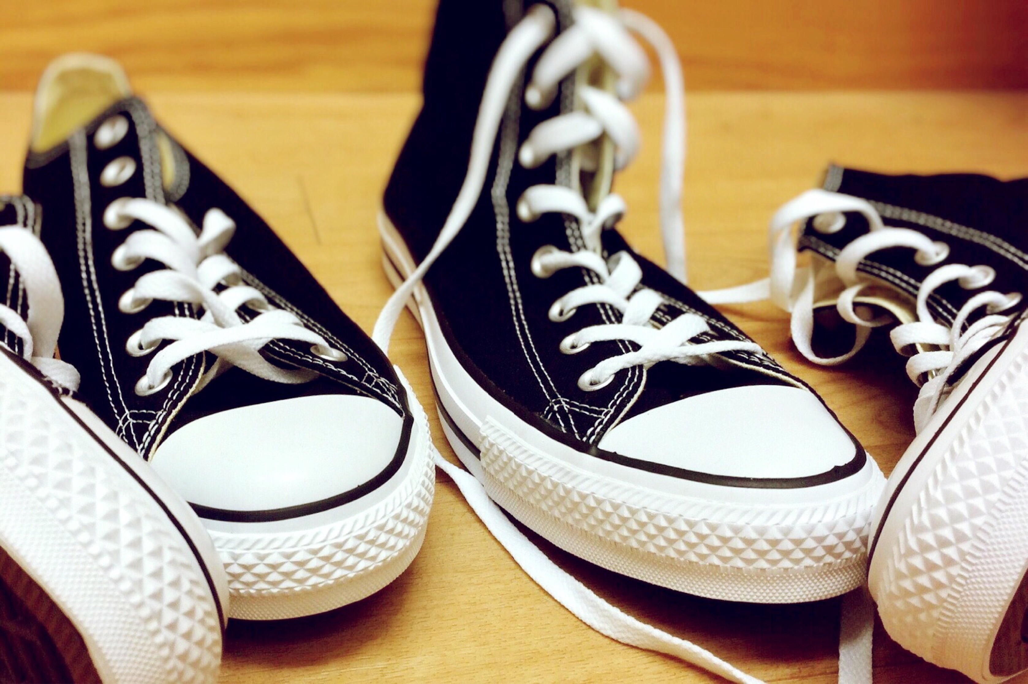 1. Estilos de sapatos que harmonizam perfeitamente com calças bege masculinas: dicas para acertar na combinação!