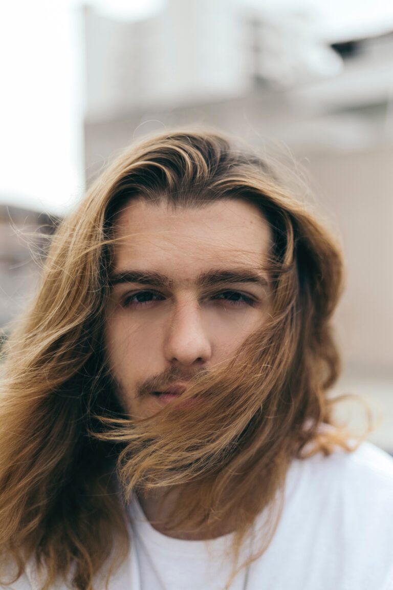 Como esconder os pelos brancos da barba?