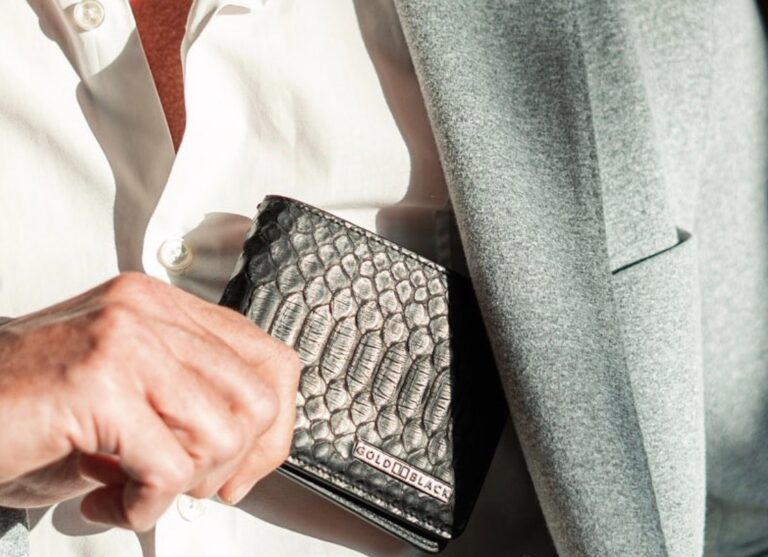 Carteiras de luxo para homens: principais escolhas de designers em 2024 17-melhores-carteiras-de-luxo-para-homens:-principais-escolhas-de-designers-em-2024
