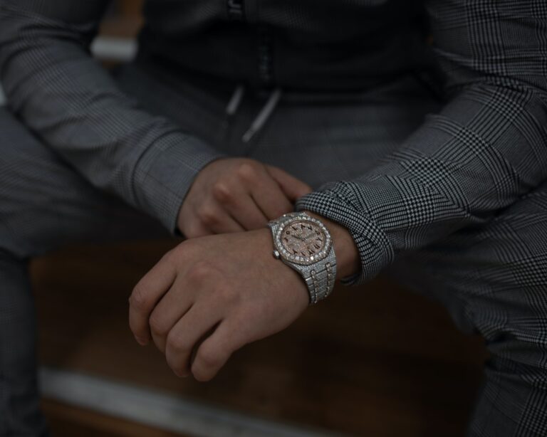 15 melhores relógios de diamante para homens 15-melhores-relogios-de-diamante-para-homens-–-aumente-o-nivel-do-seu-guarda-roupa-em-2024