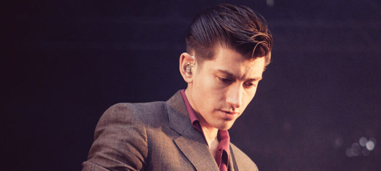 os-melhores-penteados-de-alex-turner:-6-maneiras-de-parecer-uma-estrela-do-rock