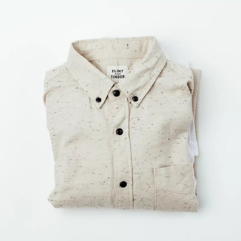 um-guia-masculino-sobre-como-dobrar-uma-camisa-de-botoes