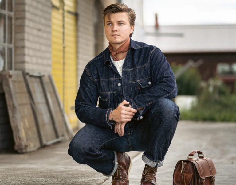 12-melhores-jeans-de-lavagem-escura-para-homens-em-2024)