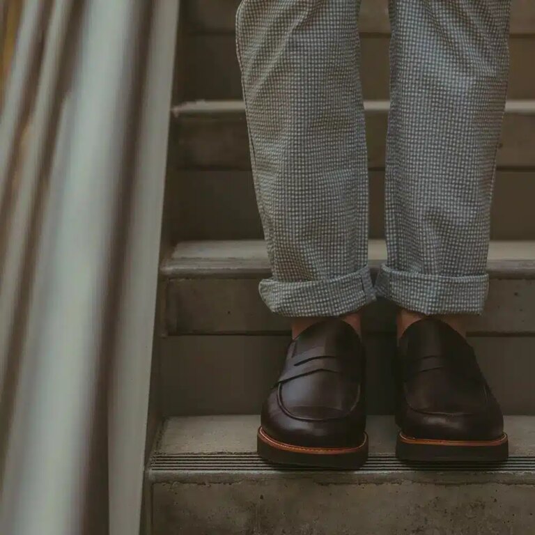 voce-pode-usar-sapatos-marrons-com-calcas-cinza?-otimize-a-combinacao